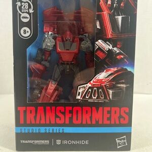 Transformers WFC Voyager Class Studio Series 28 Steps Ironhide!